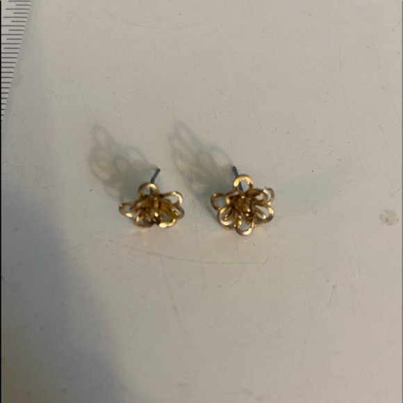 Women’s gold coloured flower stud earrings - Picture 2 of 4